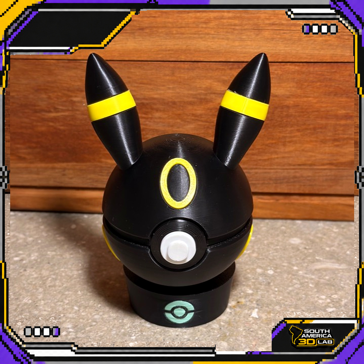 Umbreon-inspired Poké Ball made by South America 3D Lab, on an optional display stand
